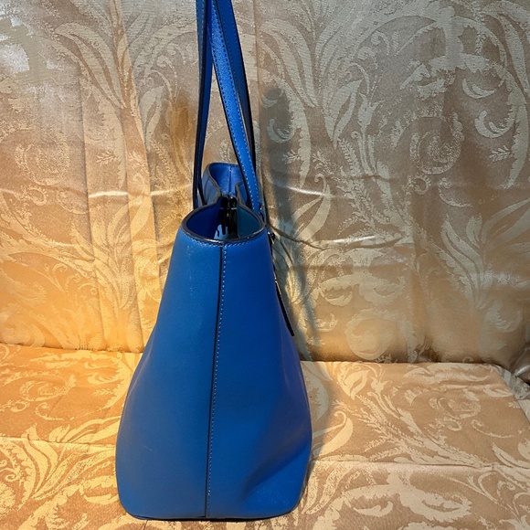 Michael Kors blue tote, floral interior, magnetic closure.   H1Da - Picture 4 of 7